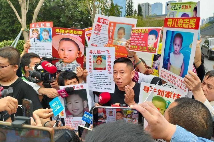 海报直击｜孙卓被拐案一审：被告人认拐不认卖，当庭翘着二郎腿 ZZ2uS1Gfa28HVgbVjpg