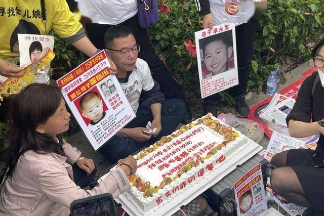 海报直击｜孙卓被拐案一审：被告人认拐不认卖，当庭翘着二郎腿 ODQ0FtqDQg7UukCCjpg