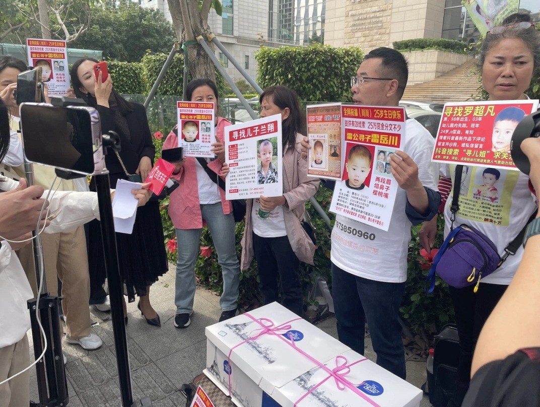 “蹭”孙海洋热度的寻亲家长们：用尽力气让人看到，哪怕一秒 GlG90PMCnZ93eG3ojpg