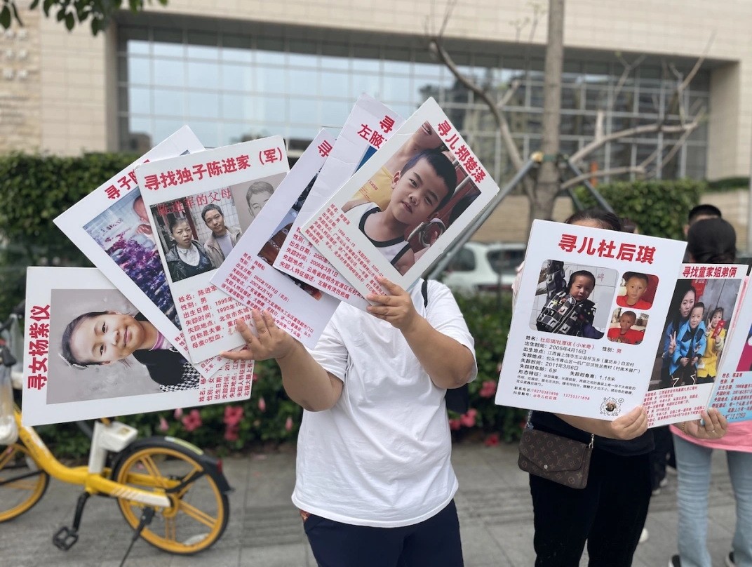 “蹭”孙海洋热度的寻亲家长们：用尽力气让人看到，哪怕一秒 Y498mTOV070Z8879jpg