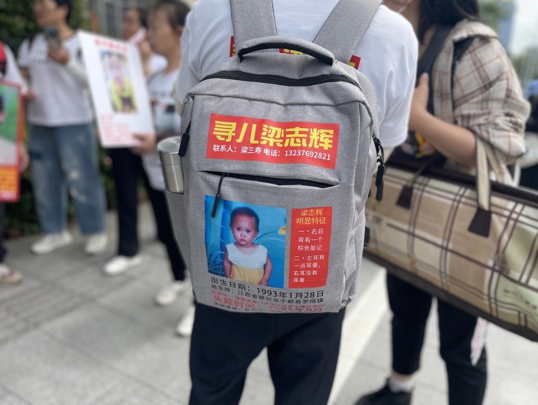 “蹭”孙海洋热度的寻亲家长们：用尽力气让人看到，哪怕一秒 vPYp3j0sI4i74z09jpg