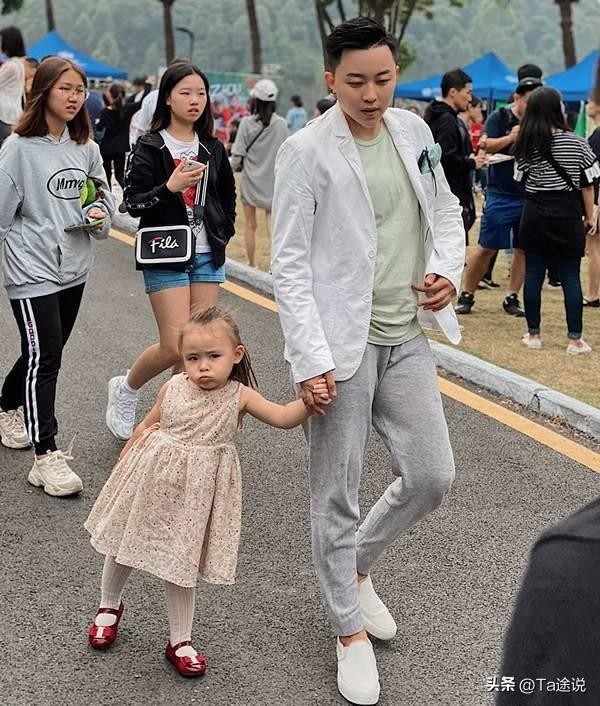 有两个混血女儿，叶海洋准备三胎要儿子，身价千万活成女性天花板 tWiV6y6YYVa73nP6jpg