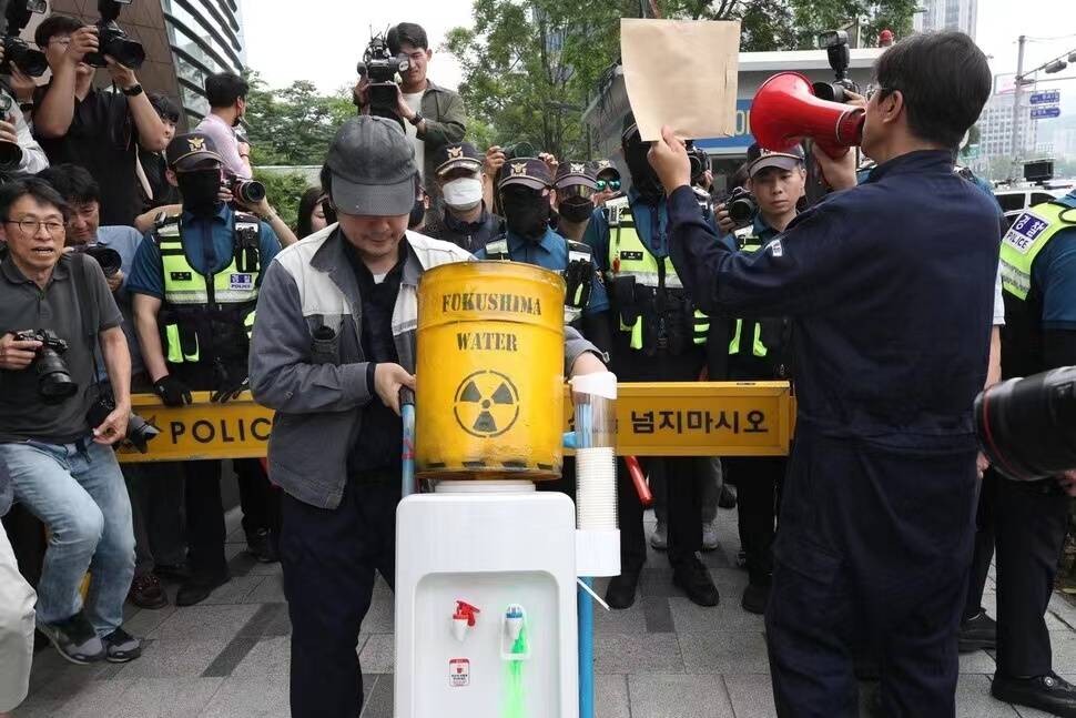 韩国市民团体送日本使馆“福岛核污染水饮水机”，抗议排海计划 uEHcbec53CEcZJczjpg