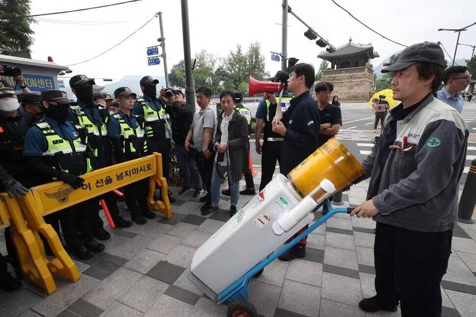 韩国市民团体送日本使馆“福岛核污染水饮水机”，抗议排海计划 bL74R5szyGhbR7tSjpg